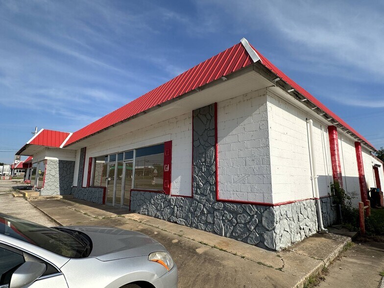 More Photos Of 110 W Carl Hubbell Blvd, Meeker Storefront Retail Office For Sale