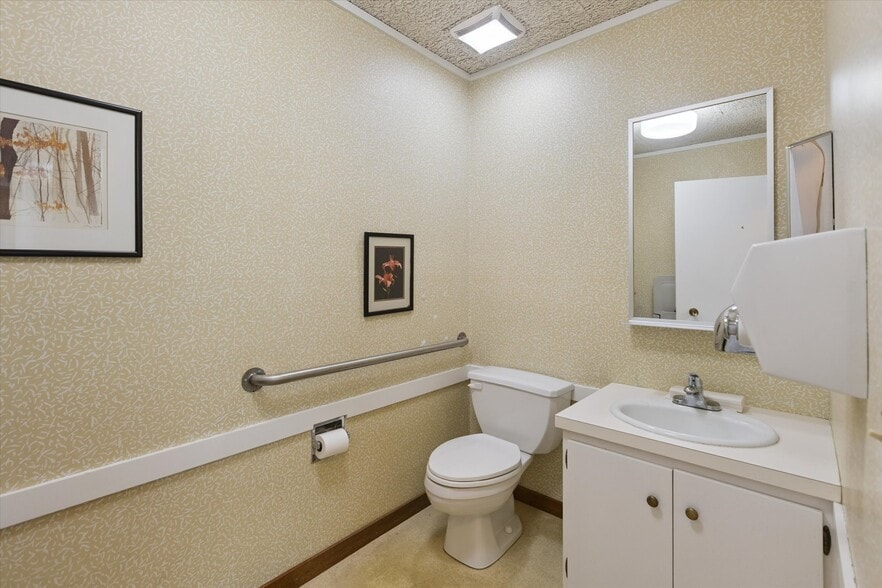 More Photos Of 1003 Mulholland St, Bay City Office For Sale
