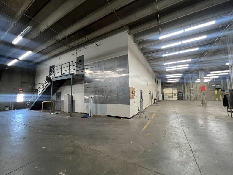 More Photos Of 2626 S Sheridan St, Wichita Warehouse For Lease