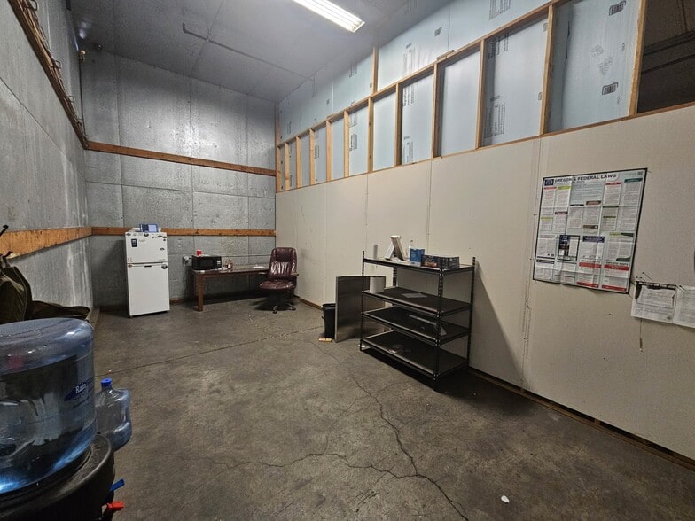More Photos Of 273 SE 9th St, Bend Distribution For Lease
