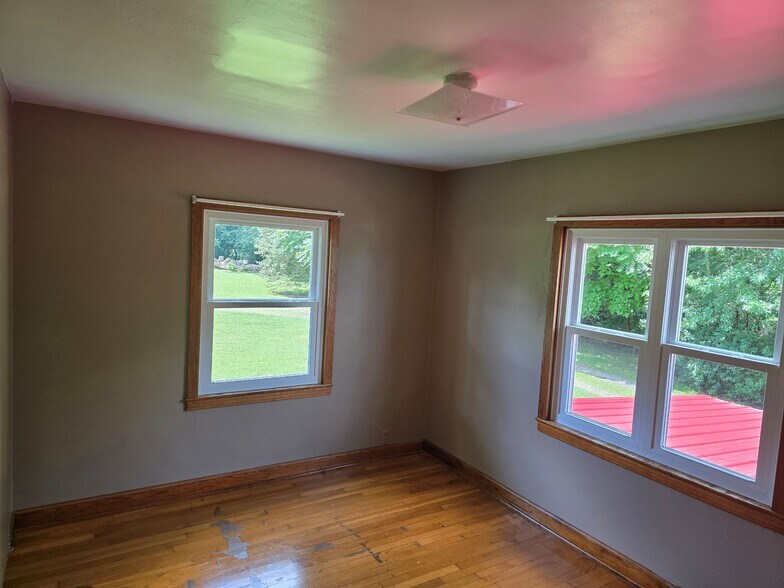 More Photos Of 368 Pittsburgh Rd, Butler Flex For Sale