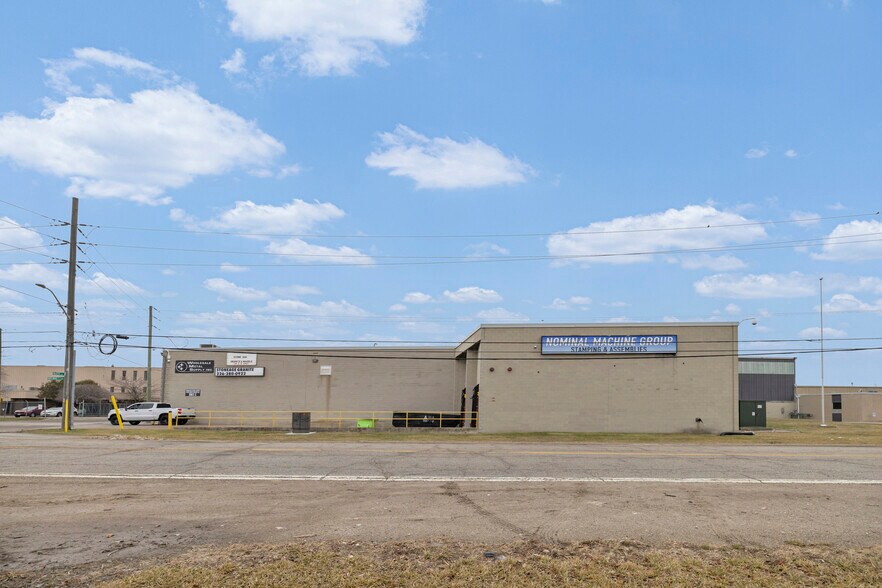 More Photos Of 4790 North Service Rd E, Windsor Distribution For Lease