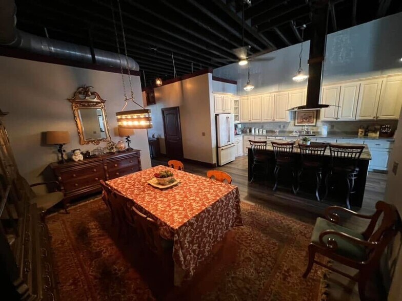 More Photos Of 119 E 5th St, Bonham Restaurant For Sale