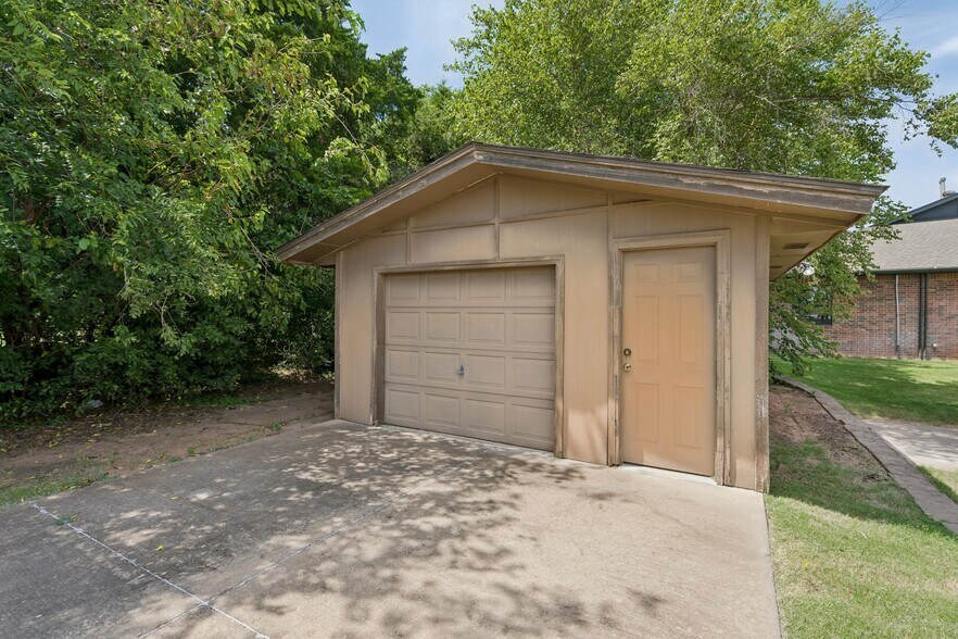 More Photos Of 2933 S Bryant Ave, Edmond Office For Sale