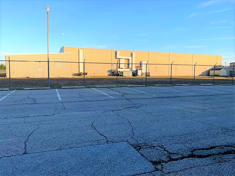 More Photos Of 701-703 Industrial Dr, Middletown Manufacturing For Lease