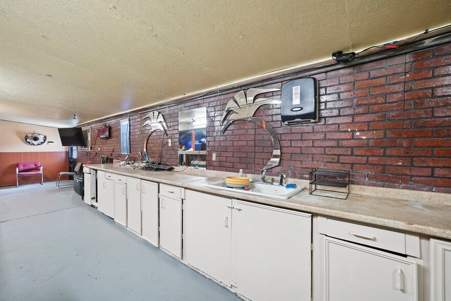 More Photos Of 200 S Frazier St, Conroe Bar For Sale