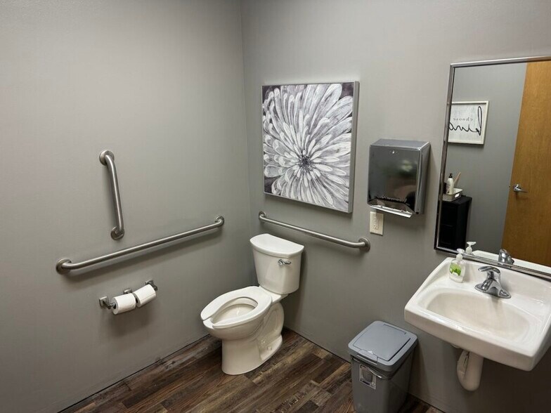 More Photos Of 720 S Highline Pl, Sioux Falls General Retail For Lease