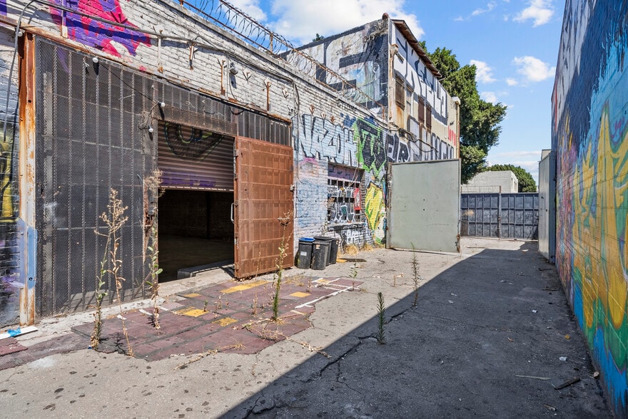 More Photos Of 236 W 18th St, Los Angeles Warehouse For Sale