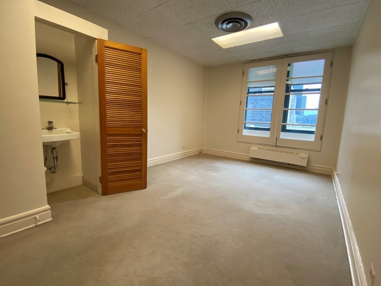 More Photos Of 50 E Washington St, Chicago Office For Sale