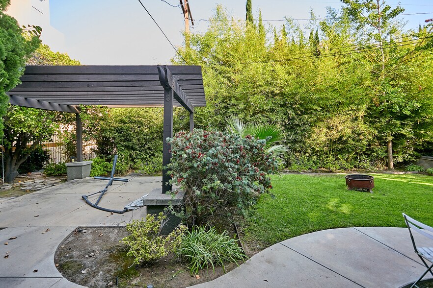More Photos Of 658 S Bronson Ave, Los Angeles Office Residential For Sale