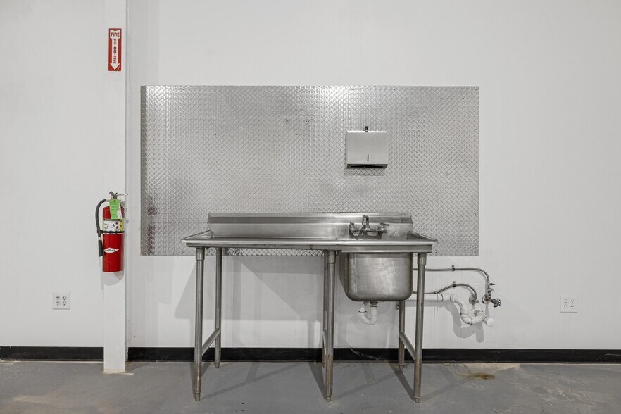 More Photos Of 190 N Bagdad Rd, Leander Unknown For Lease