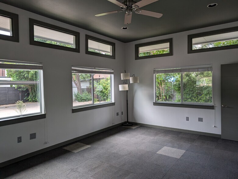 More Photos Of 3906 Menchaca Rd, Austin Medical For Lease