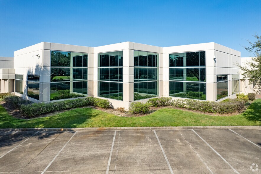 Primary Photo Of 820 Gears Rd, Houston Office For Sale
