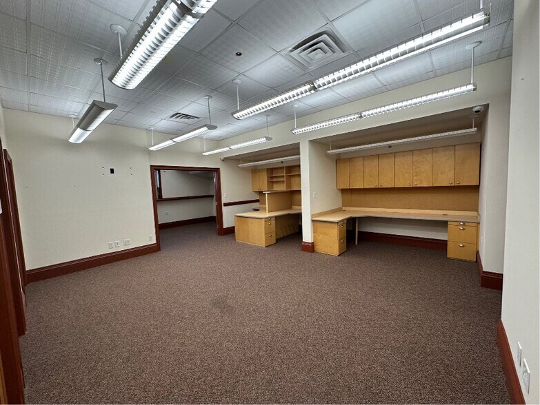 More Photos Of 95 Toledo St, Farmingdale Flex For Lease