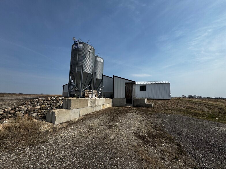 More Photos Of N5000 Co M hwy, Darien Warehouse For Sale