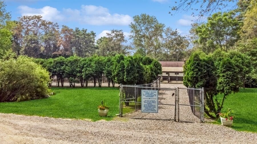More Photos Of 109-111 N Cross Rd, Lagrangeville Veterinarian Kennel For Sale