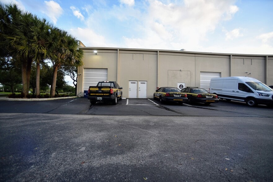 More Photos Of 14000-14046 NW 82nd Ave, Miami Lakes Light Distribution For Lease