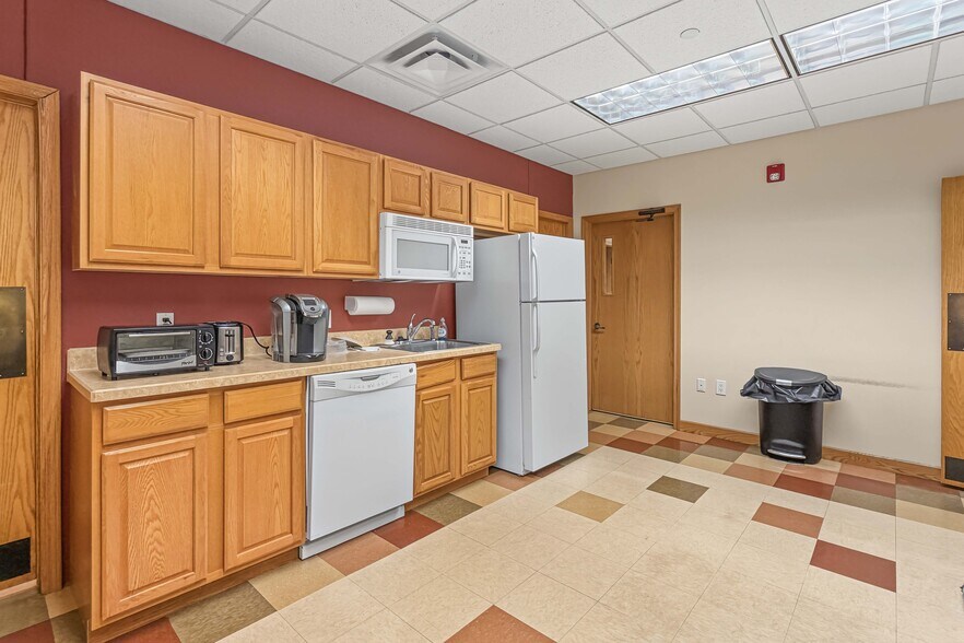 More Photos Of 4920 Pleasant St, West Des Moines Office For Lease