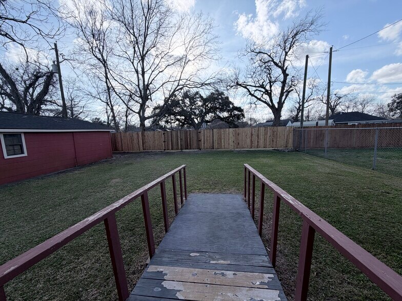 More Photos Of 620 Brazosport Blvd N, Clute Flex For Lease