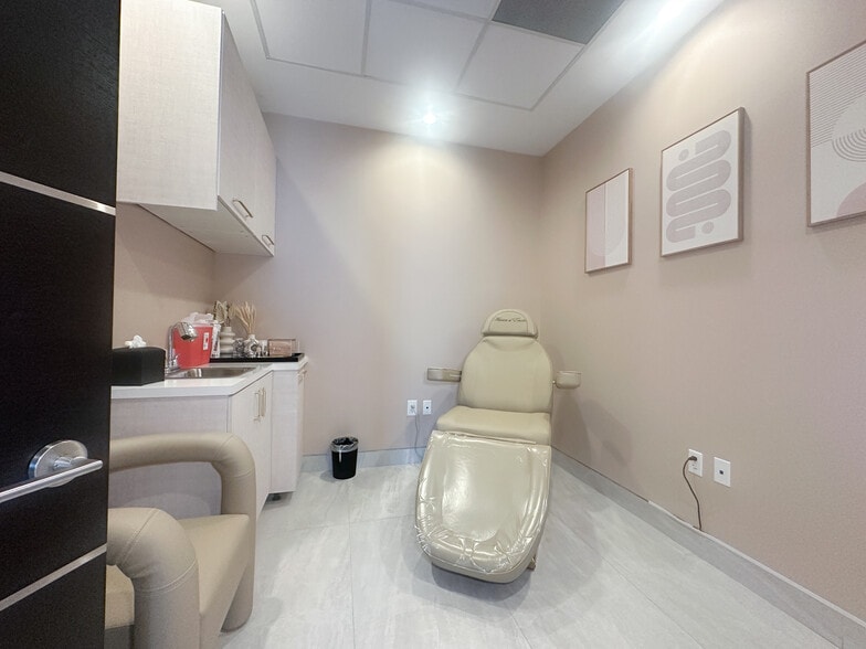 More Photos Of 7225 Melrose Ave, Los Angeles Medical For Lease