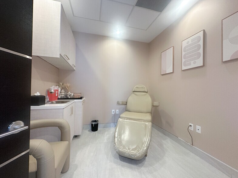 More Photos Of 7225 Melrose Ave, Los Angeles Medical For Sale