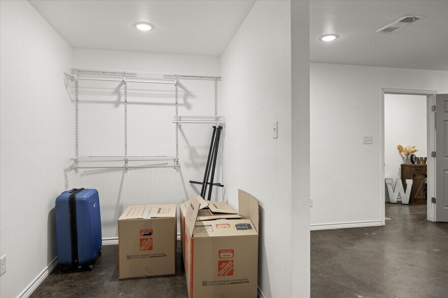 More Photos Of 1817 S Morgan St, Granbury Auto Dealership For Sale