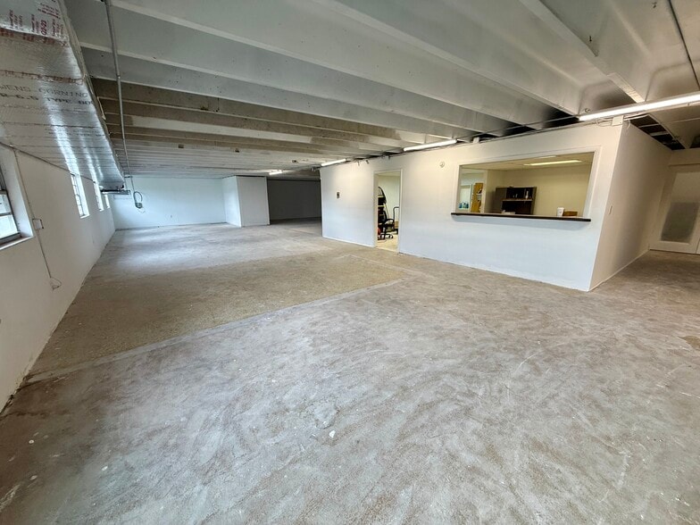 More Photos Of 12388 Starkey Rd, Largo Warehouse For Lease