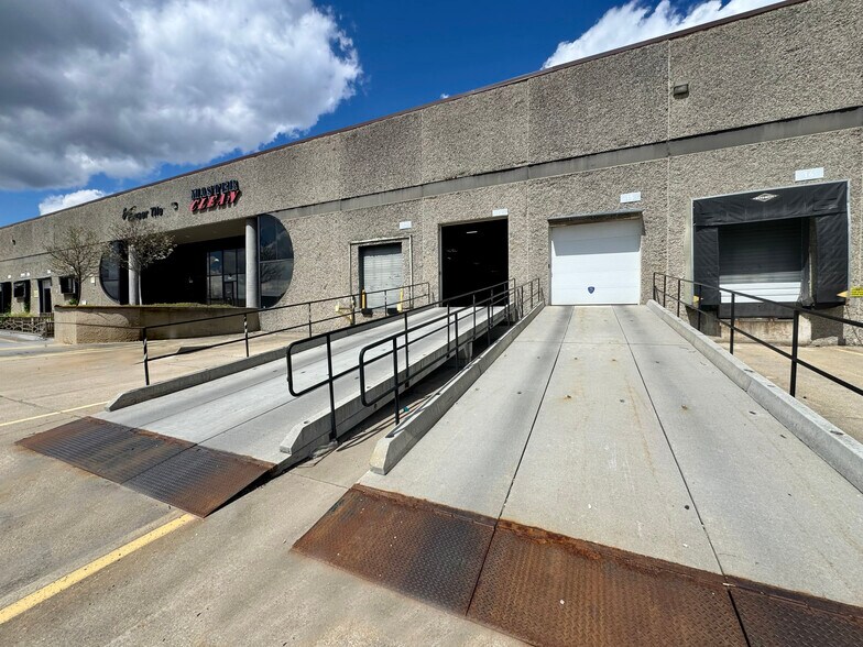 Primary Photo Of 640-700 Dearborn Park Ln, Worthington Warehouse For Lease