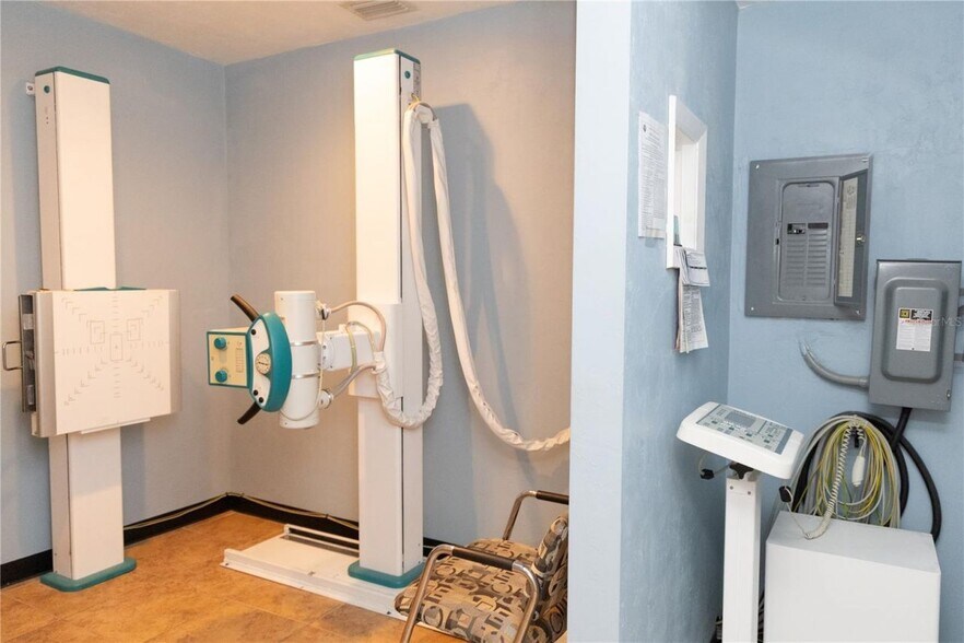 More Photos Of 15043 Main St, Alachua Showroom For Sale