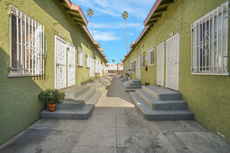 More Photos Of 606 W 81st St, Los Angeles Apartments For Sale