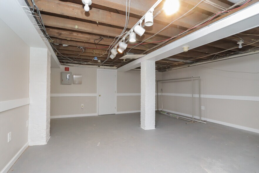 More Photos Of 939-941 E Columbus Ave, Springfield Office For Sale