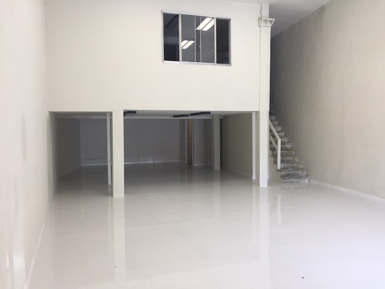 More Photos Of 437-441 S Los Angeles St, Los Angeles Showroom For Sale