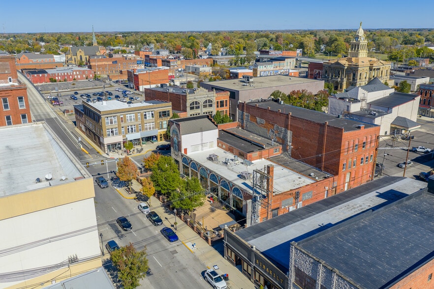 More Photos Of 143 W Center St, Marion Bar For Lease