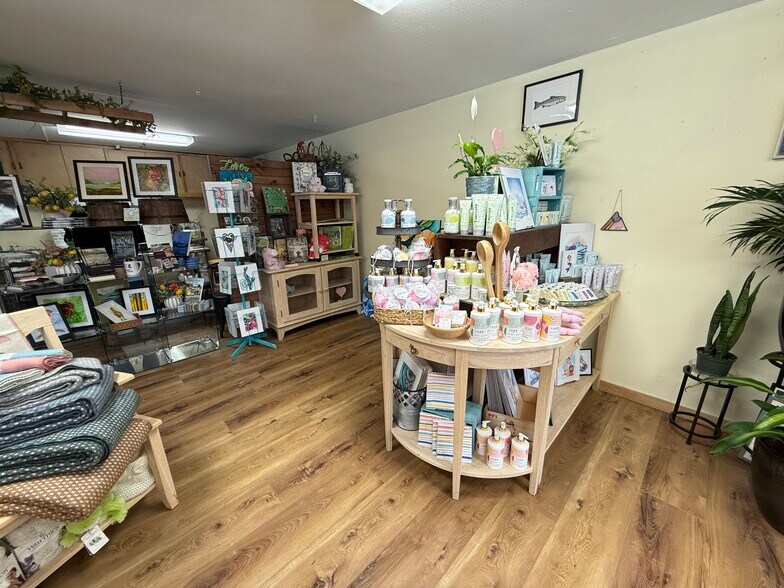 More Photos Of 307 N Nordic Dr, Petersburg Storefront For Sale