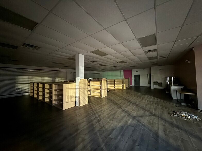 More Photos Of 3952 W Cermak Rd, Chicago Storefront For Lease