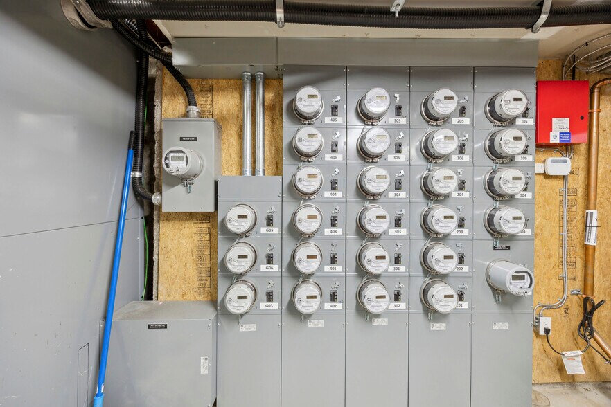 More Photos Of 335 College St, Toronto Apartments For Sale