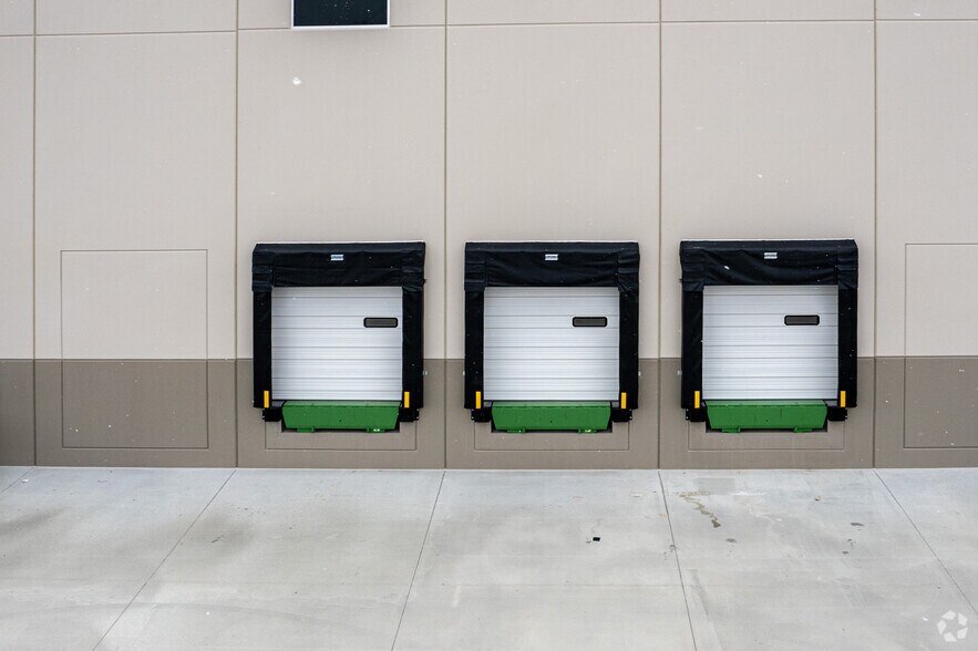 More Photos Of 13620 NE Park Dr, Louisville Warehouse For Lease