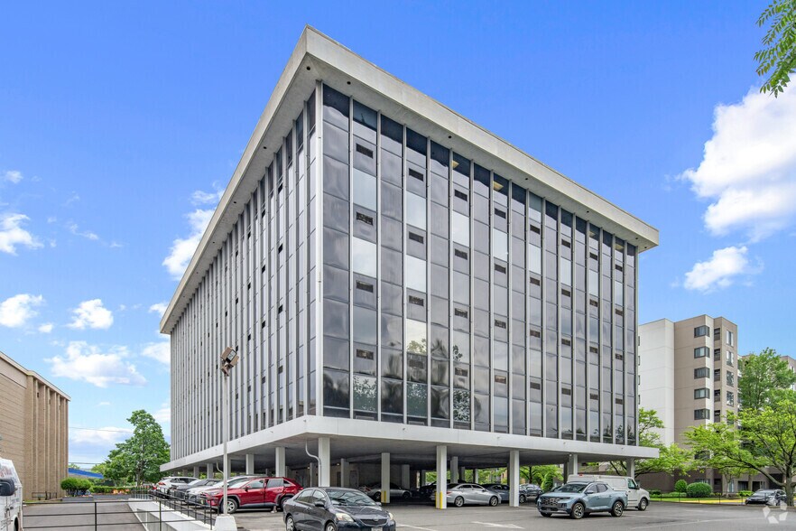 More Photos Of 205 S Whiting St, Alexandria Medical For Lease