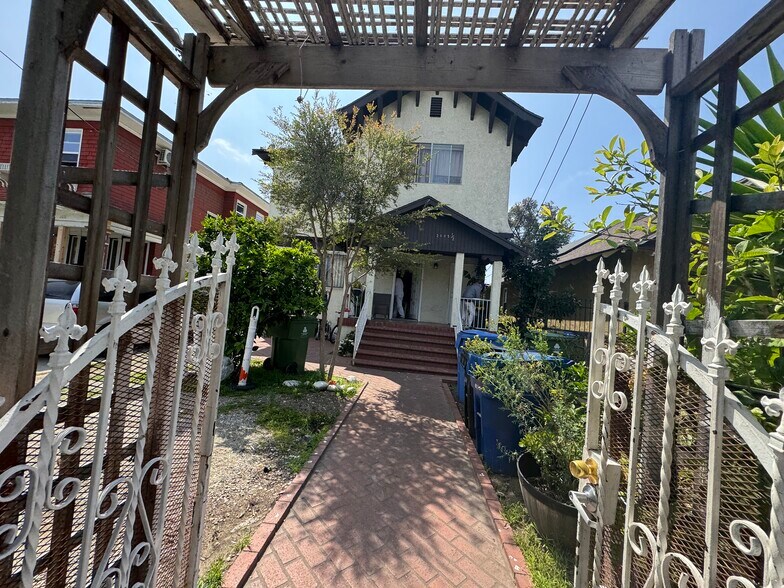 More Photos Of 2005 Magnolia Ave, Los Angeles Apartments For Sale