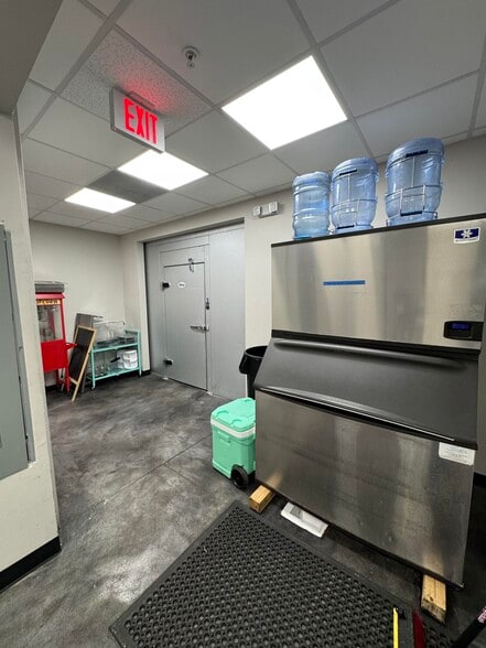 More Photos Of 235 NE Watula Ave, Ocala General Retail For Sale