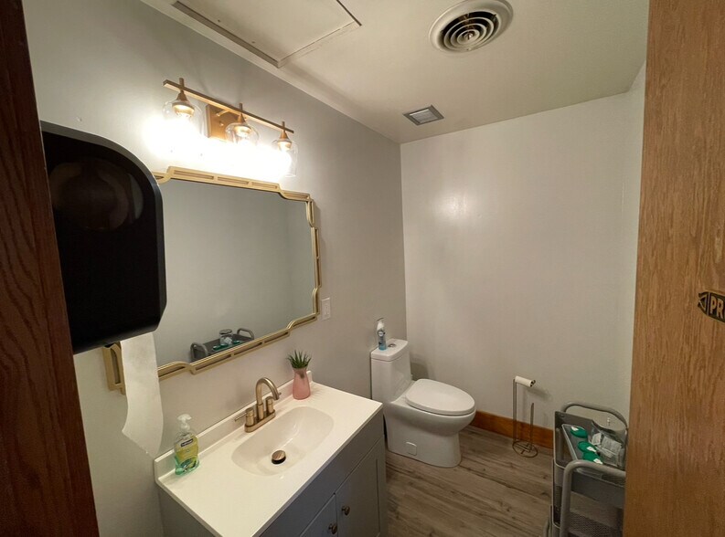 More Photos Of 116 W 19th St, Falls City Showroom For Sale