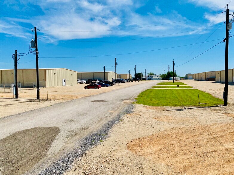 More Photos Of 7049 Fm 1044, Marion Flex For Lease