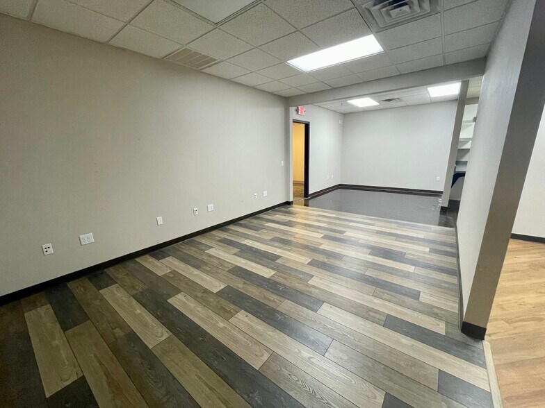More Photos Of 4916-4920 Triangle St, McFarland Showroom For Lease