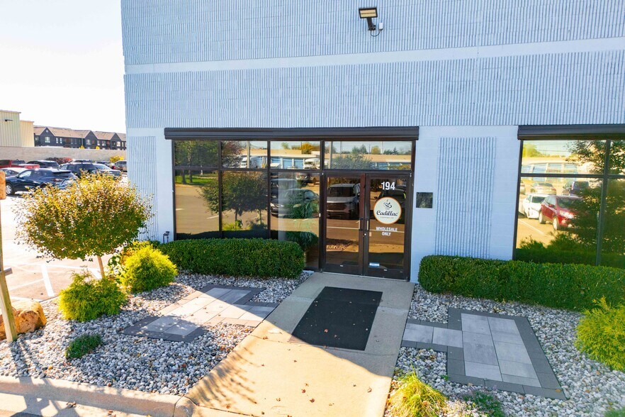 More Photos Of 190 E Maple Rd, Troy Warehouse For Lease