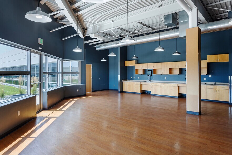 More Photos Of 12150 Meredith Dr, Urbandale Medical For Lease