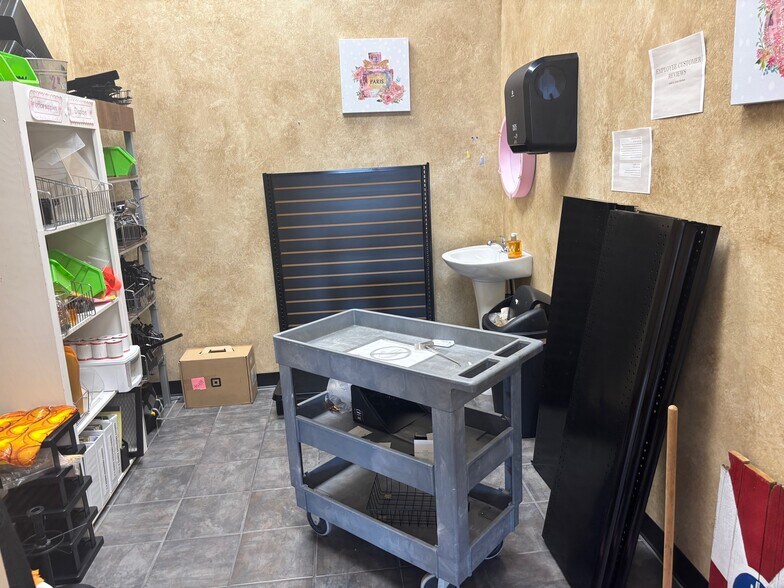 More Photos Of 434 S West St, Wichita Freestanding For Lease