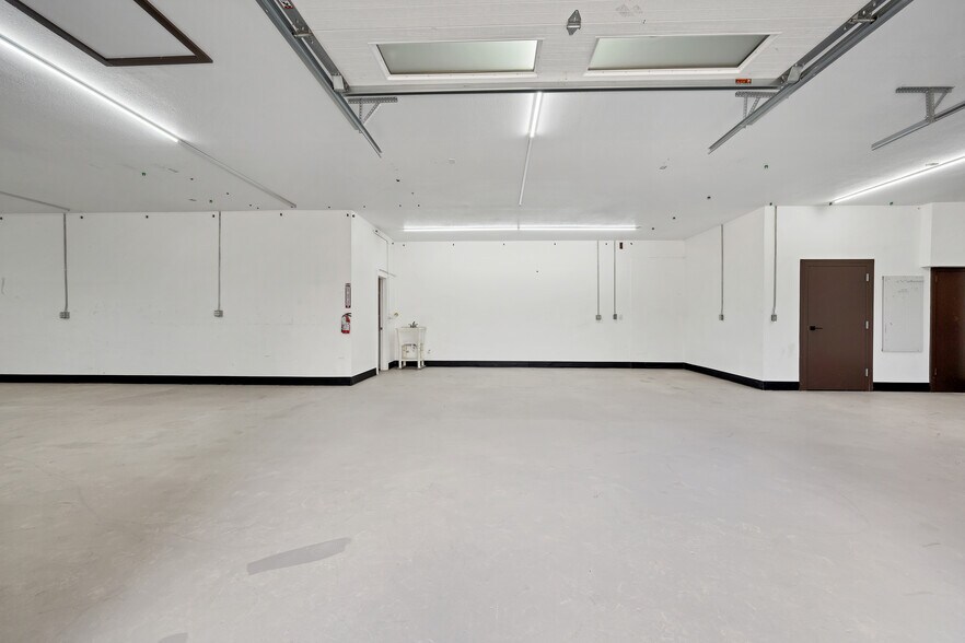 More Photos Of 11204 Bluff Bend Dr, Austin Light Manufacturing For Lease