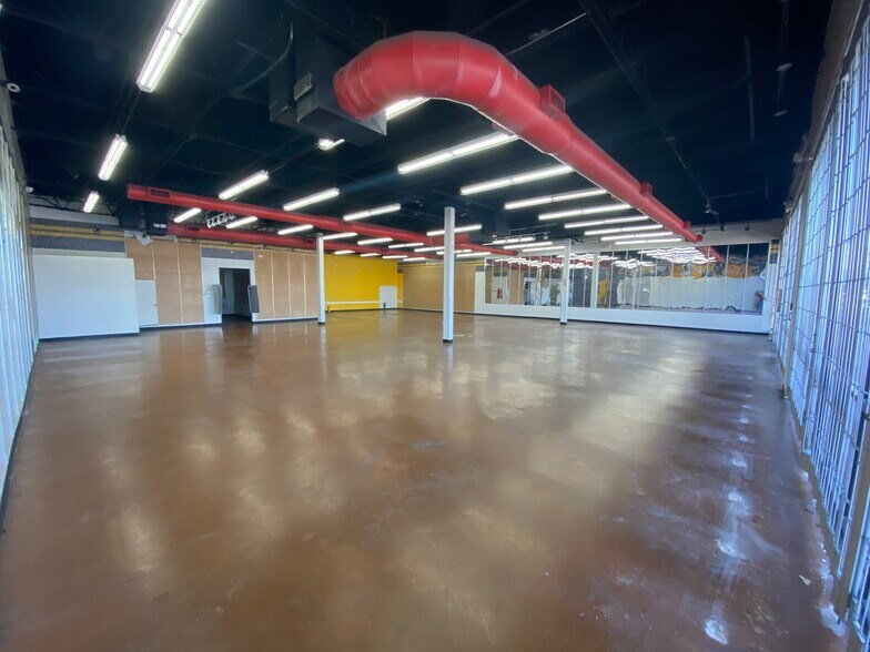 More Photos Of 10998 N I-45, Houston Unknown For Lease