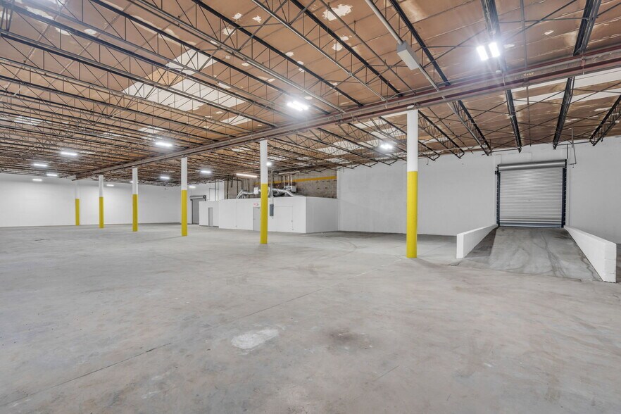 More Photos Of 325-337 W 75th Pl, Hialeah Warehouse For Lease