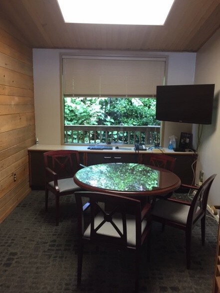 More Photos Of 3330 Kitsap Way, Bremerton Office For Lease